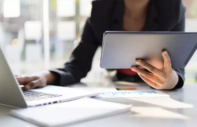 oglądanie czegoś na&nbsp;tablecie