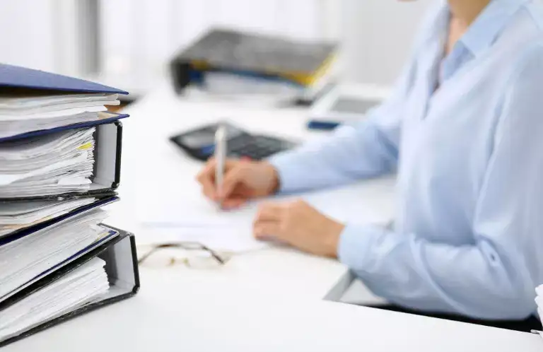 osoba siedząca przy biurku