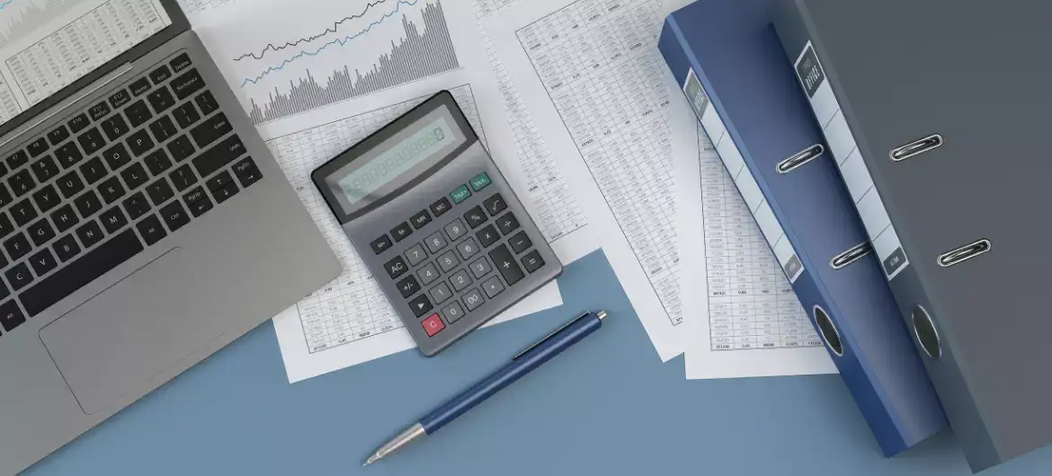 kalkulator leżący na dokumentach